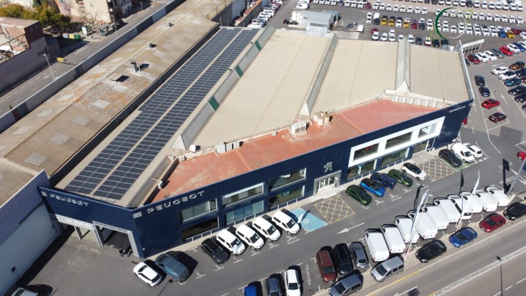 Instalación de paneles solares en QUADIS Leonauto para autoconsumo